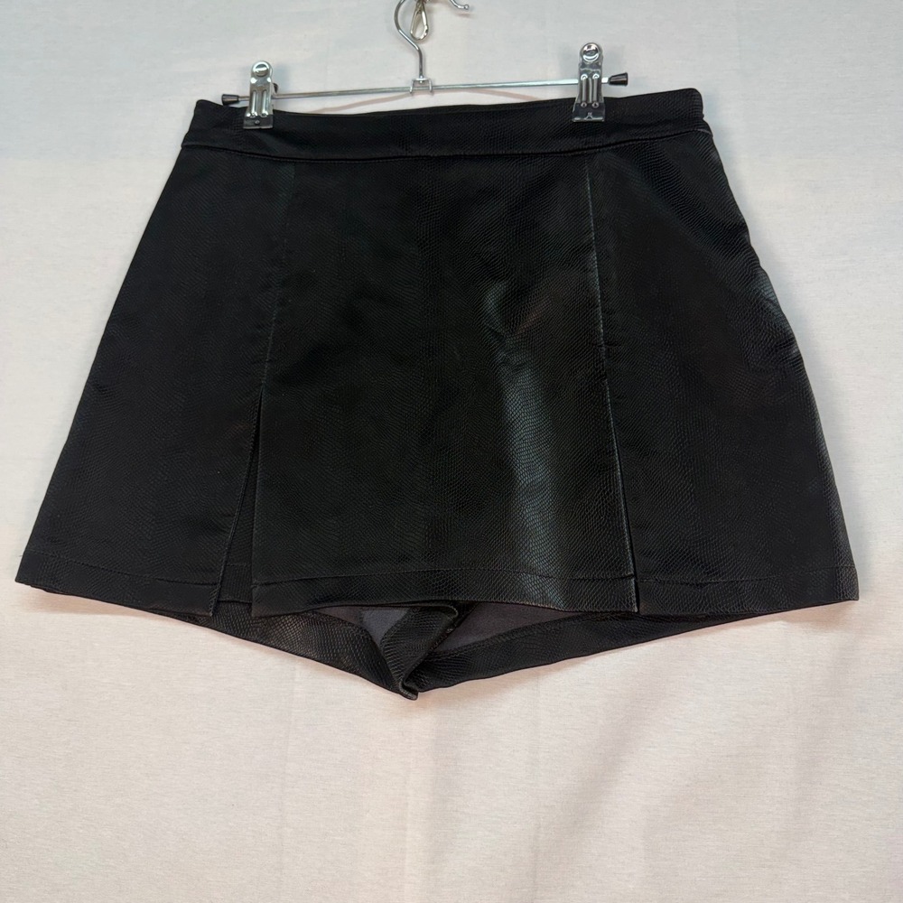 Kirious Black Faux Leather Snakeskin Embossed Skort Womens Large Side Zip Skirt